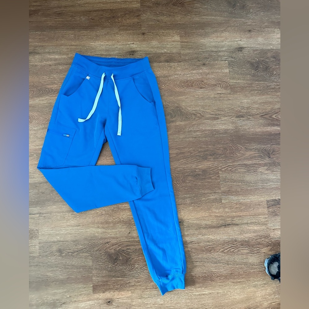 figs jogger in royal blue size xxs